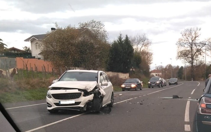 Bi zauritu egon dira Larrinben, auto istripua gertatu ostean