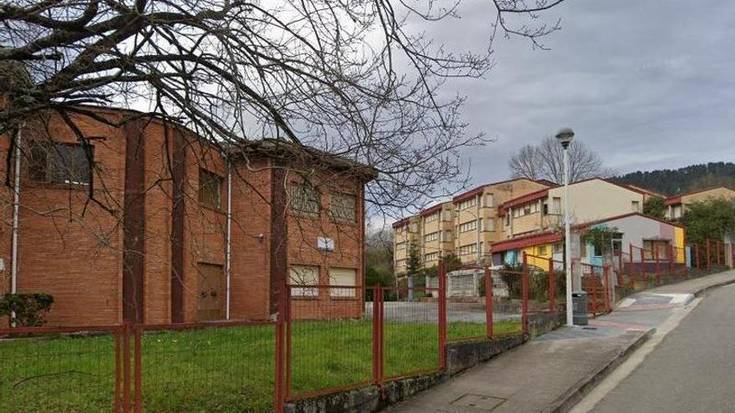 Laudio Udalak Hezkuntzako delegatuarekin bildu da Laudio Goikoa ikastetxean ematen ari den egoeraren aurrean hartutako neurriak ezagutzeko