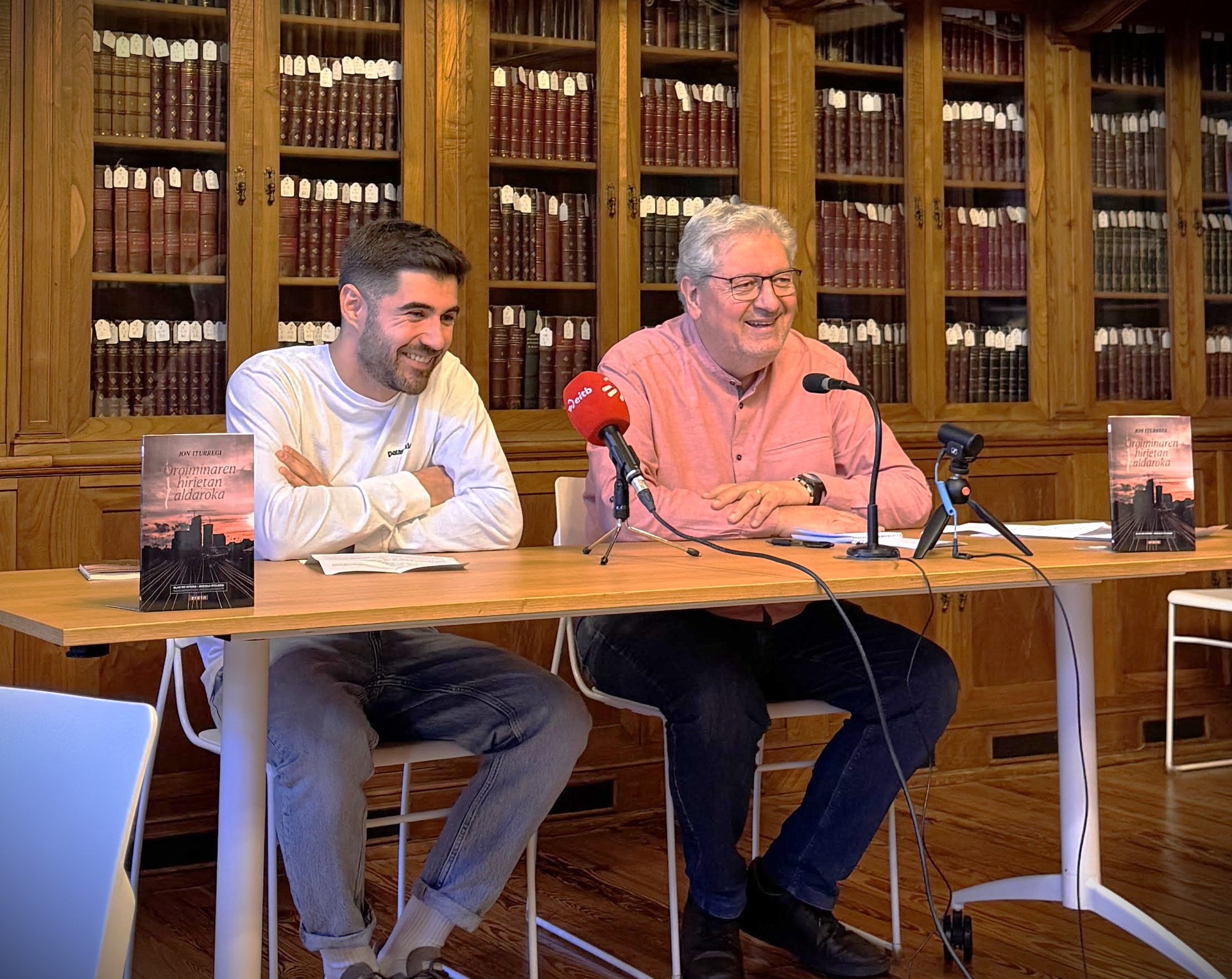 'Oroiminaren hirietan aldaroka' olerki liburua aurkeztu du Jon Iturregik