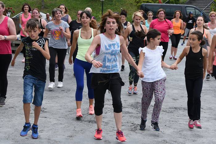 Zumba dantzatzeko elkartu zi 9 1498479696858