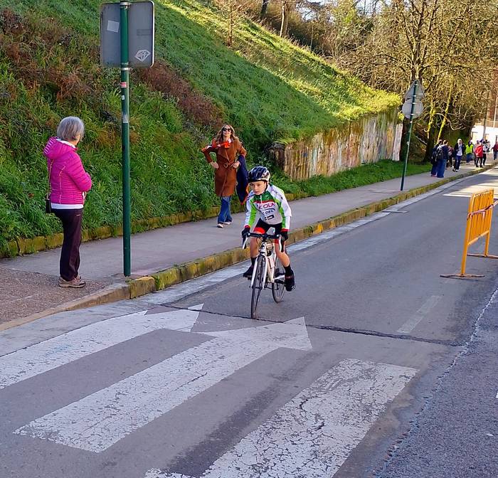 Txirrindulari gazteek erloju 7 1771856140558