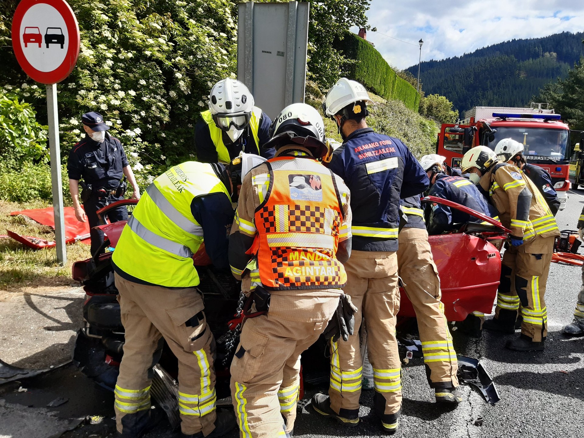 Hildako bat Luiaondon, hiru autoren artean gertatutako istripuan