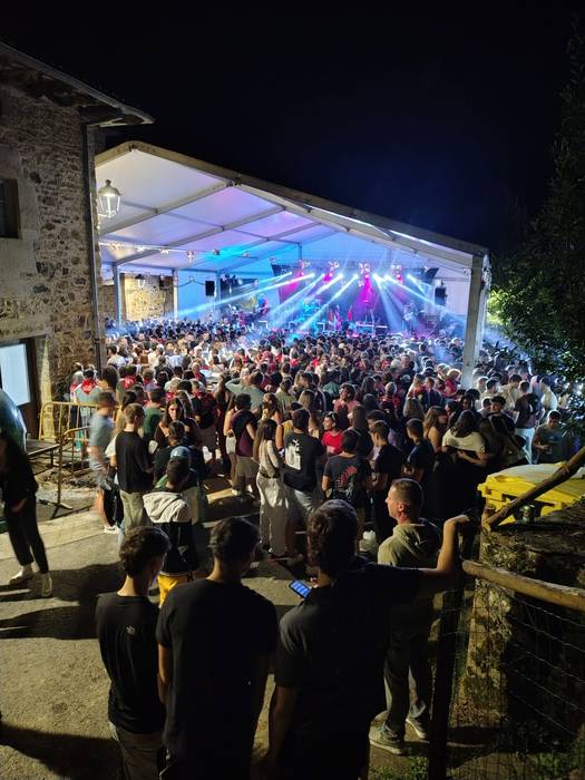 Adin oroko jendetza erakarri 20 1753172565757