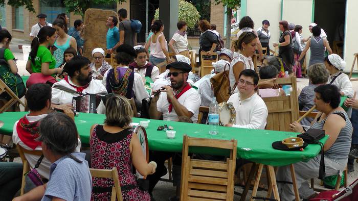 Dantza taldeak taldeak izan  176 1496056667183