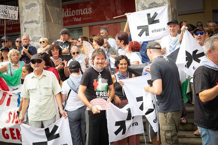 Festa-giro goria piztu du La 64 1755257054729