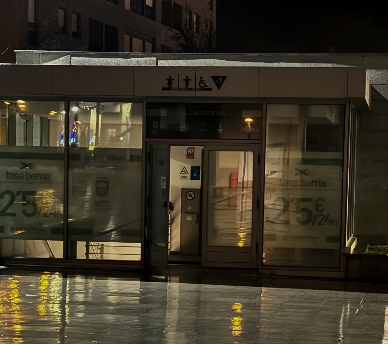 EAJk kritikatu du Aldai plazako aparkalekuko sarreran jarritako kartelek segurtasunik gabeko tokia bilakatu dutela