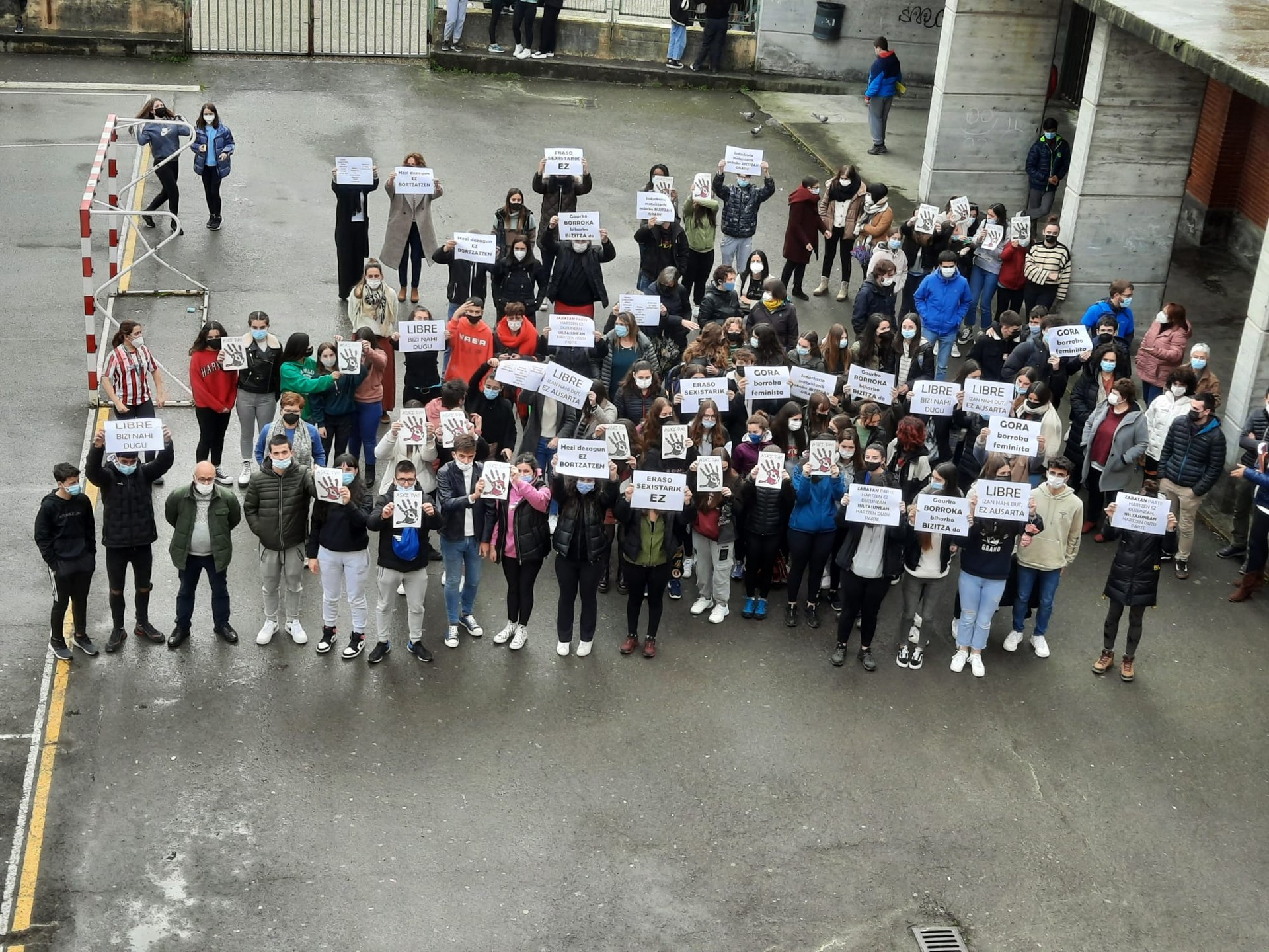 Orozko, Ugao eta Bilboko eraso matxistak salatzeko elkarretaratzea egin dute Laudio BHIko ikasleek