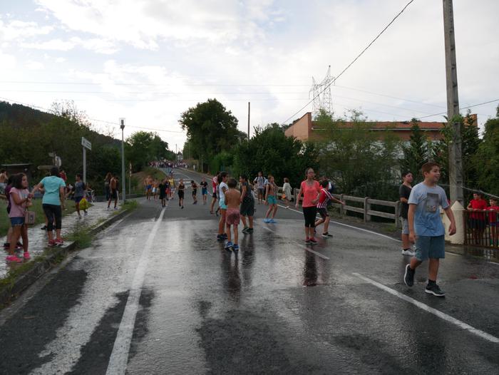 Ura eskatzen zeharkatu dute  1 1536436187981