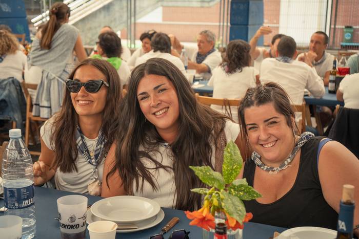 Ehunka lagun bildu dituzte j 45 1757018455923