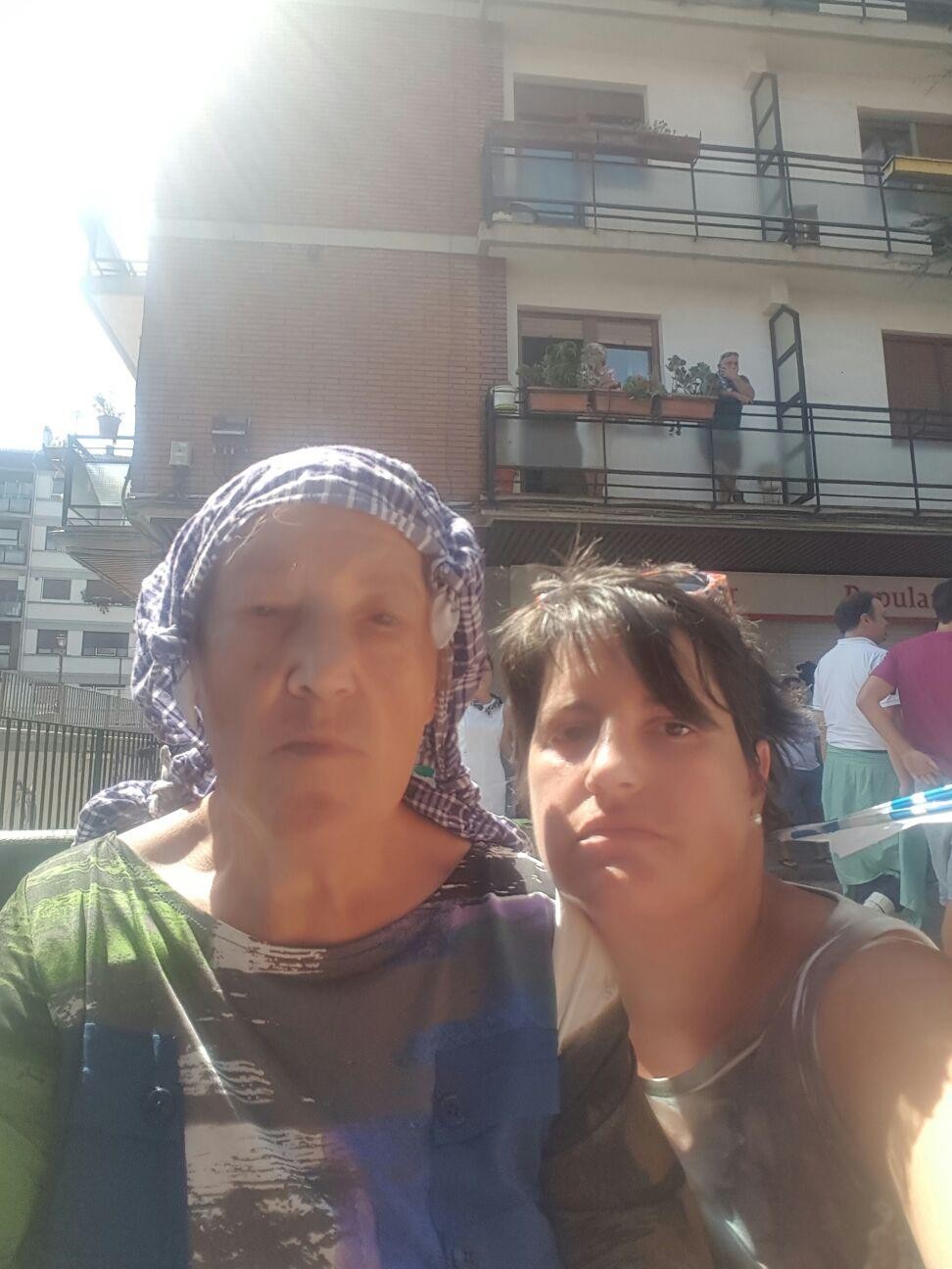 Ama eta ni kriston beroa kontzertua ikusten