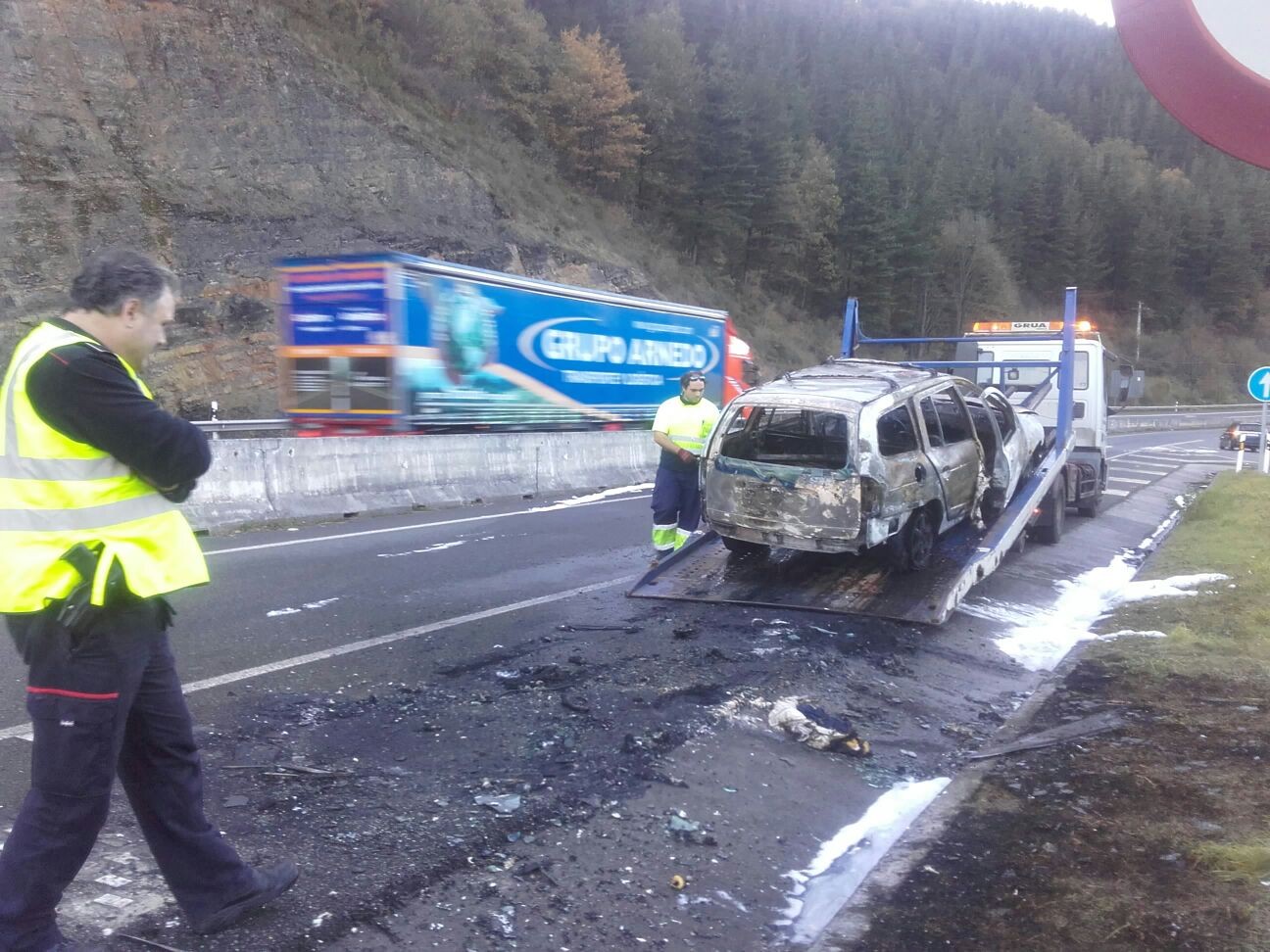 Auto batek su hartu du Luiaondoko sarreran
