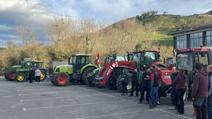 "Traktorada" egin dute Artziniegan "landa eremua ez dago salgai" lemapean