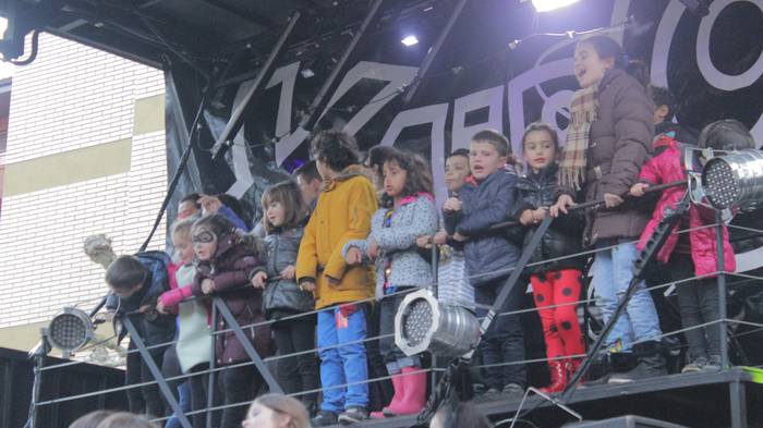 Suak agurtu zituen Aratustea 3 1488368565483