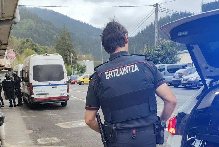 Atxilotu bat Luiaondon, bizilagunak balinezko edo aire konprimituzko moduko pistola batekin mehatxatzea egotzita