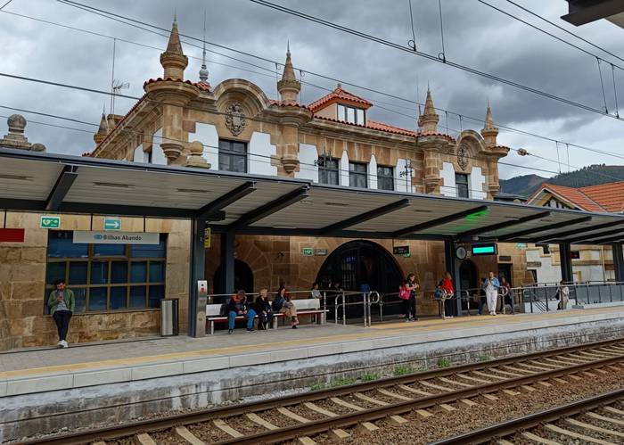 Renfek bukatutzat jo ditu Laudioko geltokiko lanak, urte erdiko atzerapenarekin