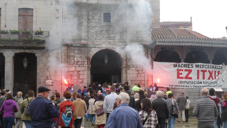 Amaitutzat eman dute Madres Mercedarias zaintza zentroko langileek San Pedro elizako itxialdia