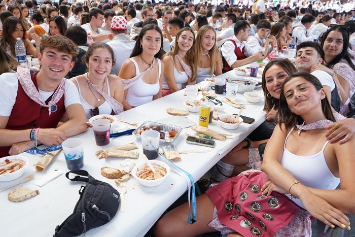 Jendetza batu da kuadrillen  4 1756401674621