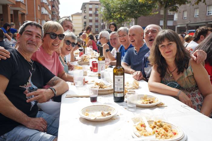 Ehunka lagun bildu ditu Lati 35 1758394290047