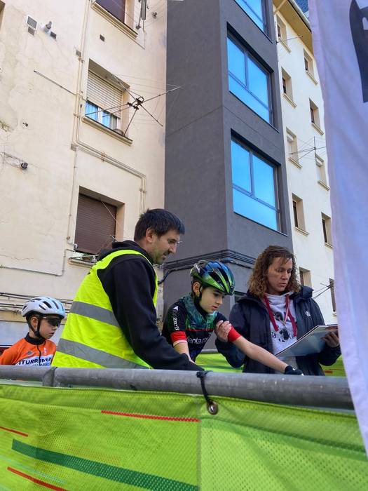 Txirrindulari gazteek erloju 9 1771856145572