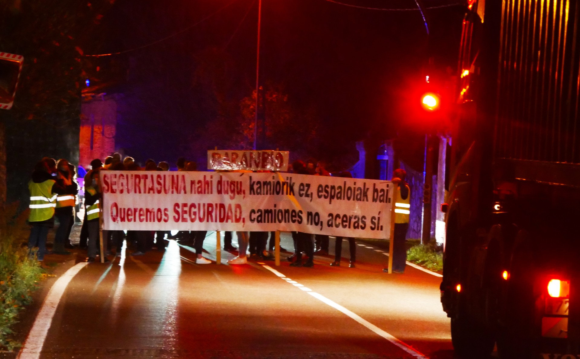 Baranbioko Administrazio Batzarrak trafikoa eten du goizean, kamioiak autopistatik desbideratu ditzaten