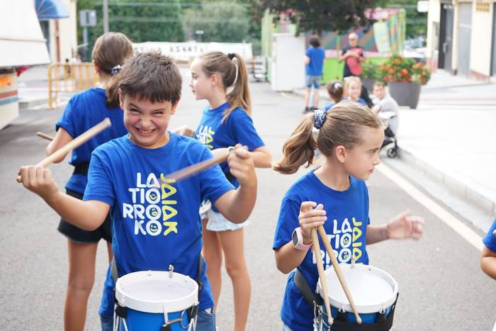 Danbor, buruhandi, dantza et 4 1758311877633