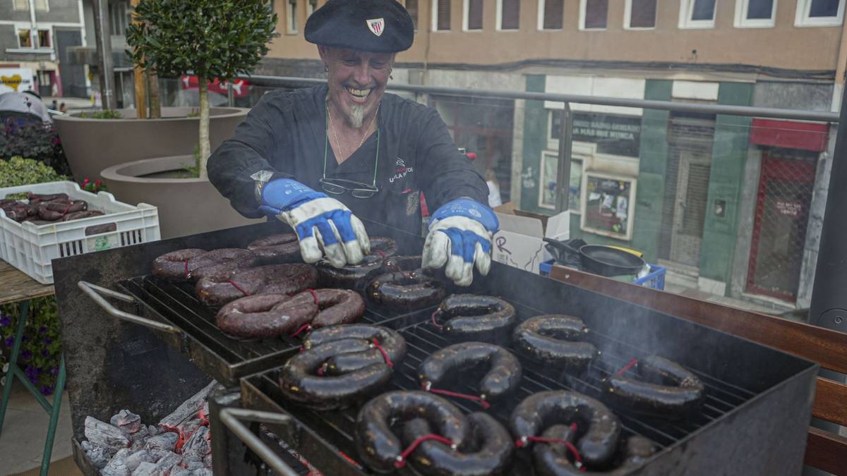 Odolosteak janda prestatu dira laudioarrak jaiak agurtzeko