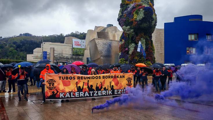 Bilboko erdigunera eraman dituzte Tubos Reunidoseko langileek greba mugagabearen aldarrikapenak