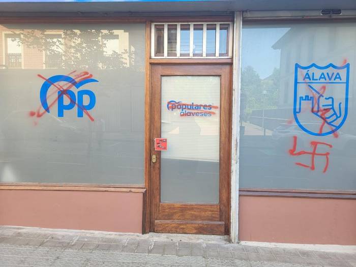 Pintaketak egin dituzte Amurrioko PPren egoitzan