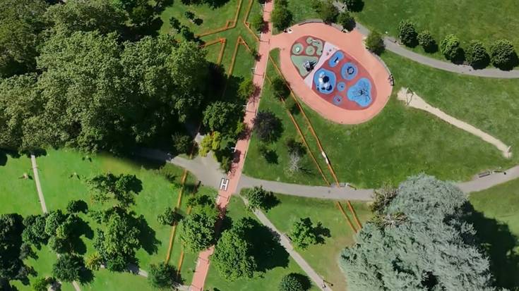 Zentral eolikoen aerosorgailuen benetako tamaina irudikatu dute Amurrioko parkean