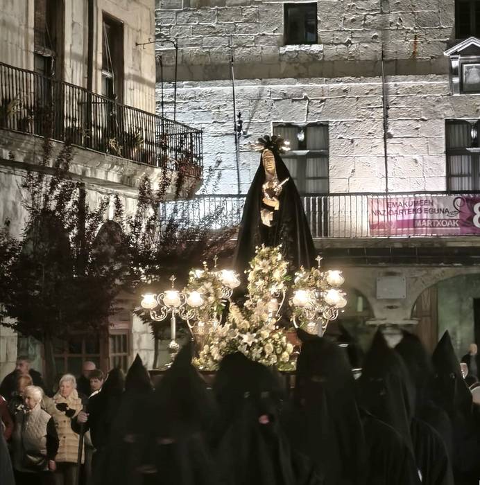 50 urteren ostean, Dolumin Barikuko Ama Birjinaren prozesioarekin hasi zen Urduñan Aste Santua