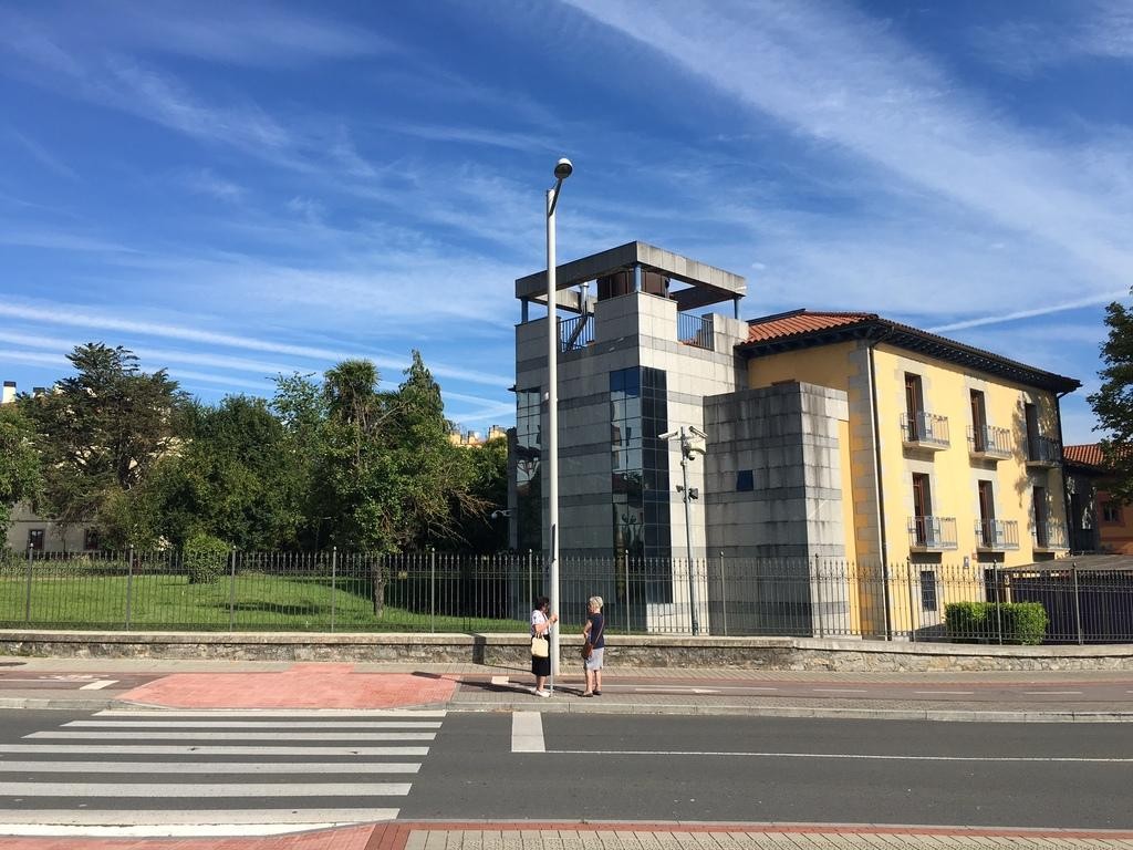 Epaitegiaren alboan eraiki nahi duten aparkalekuaren kontrako sinadura bilketa abiatu dute