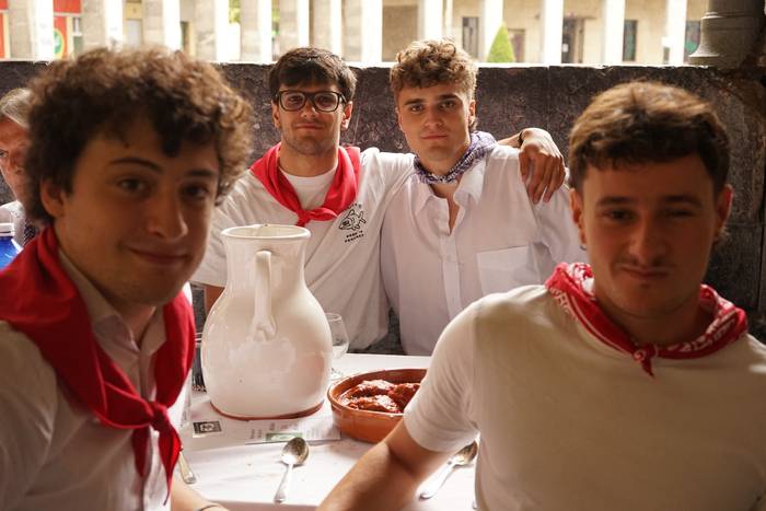 Ehunka kofrade bildu dira el 90 1756714204403