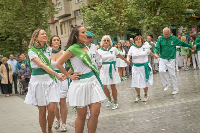 Dantza Lagunak kuadrillaren  42 1776520634977