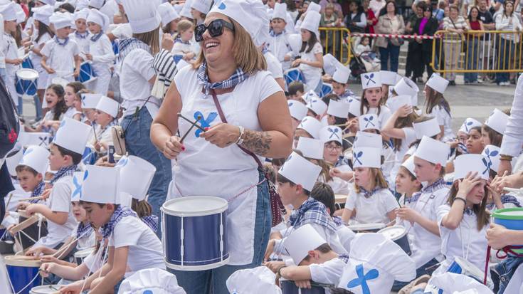 Ehunka haurrek danbor hotsekin bete dute Amurrioko plaza