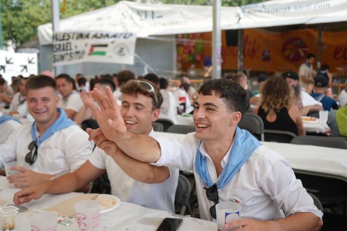 Ehunka lagunek egin dute bat 37 1755423086040