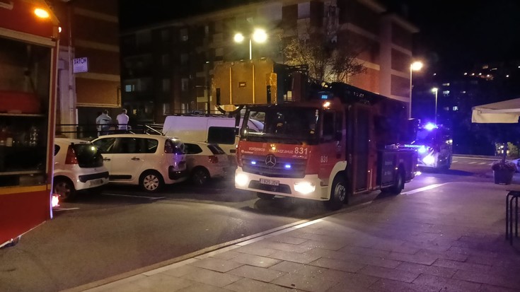 Bizilagun bat artatu dute Latiorroko etxe batean piztutako sutean, kea arnasteagatik