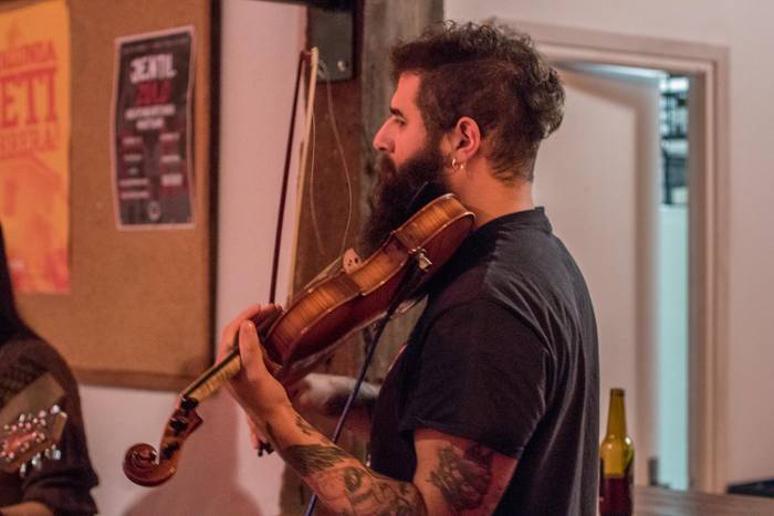 Parez pare zabaldu ditu atea 9 1511891912829