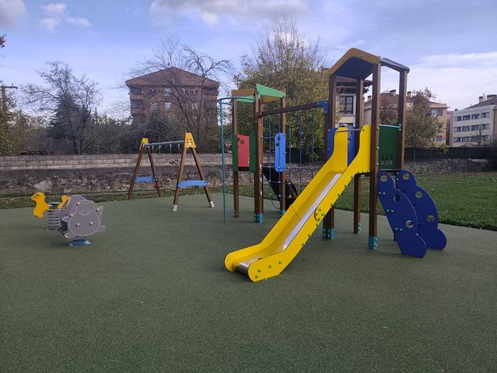 Amurrioko Udalak haurrentzako espazio publikoak hobetzen jarraitzen du eta Boriñaur-Landako haur-parkea berritu du