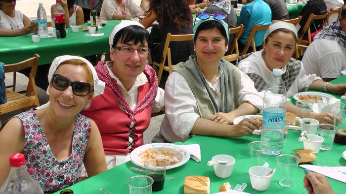 Dantza taldeak taldeak izan  159 1496056088842