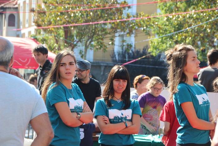 Gazte ugari batu zituen Inde 17 1508073848335