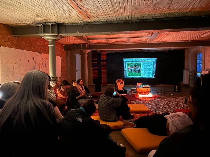 Iaiaiai Molenbeekeko Manchester espazioan: irrintzia, hizkuntza, komunikazioa