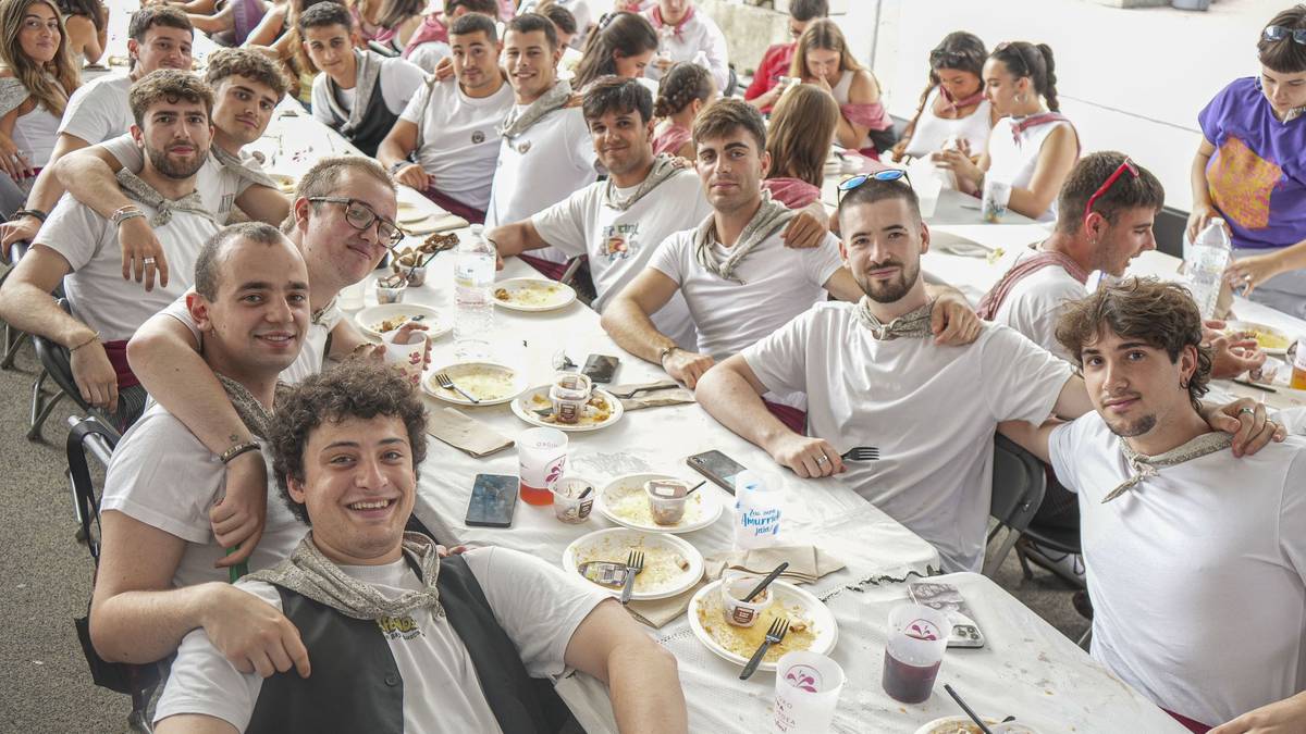 Ehunka lagun batu ditu Laudioko Gazte Asanbladaren bazkariak