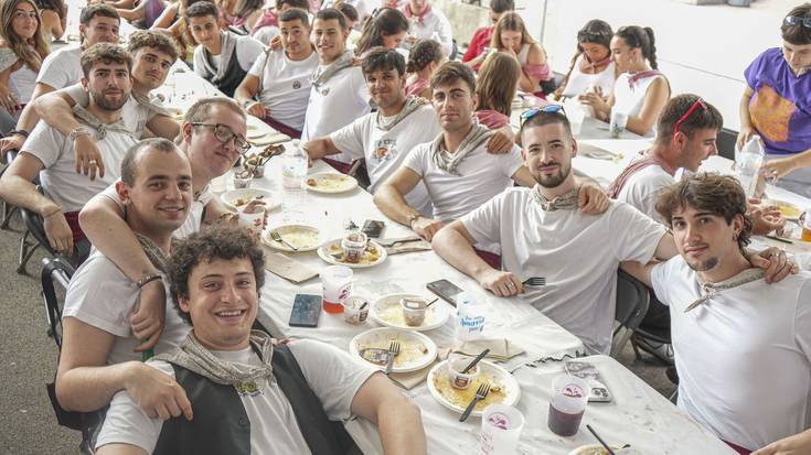 Ehunka lagun batu ditu Laudioko Gazte Asanbladaren bazkariak