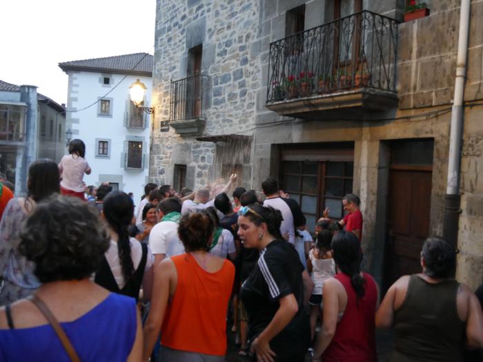 Ura eskatzen zeharkatu dute  74 1536437612823