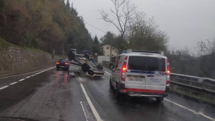 Zauritu bat Arrankudiagako errepidean, bi autoren arteko talkaren ondorioz