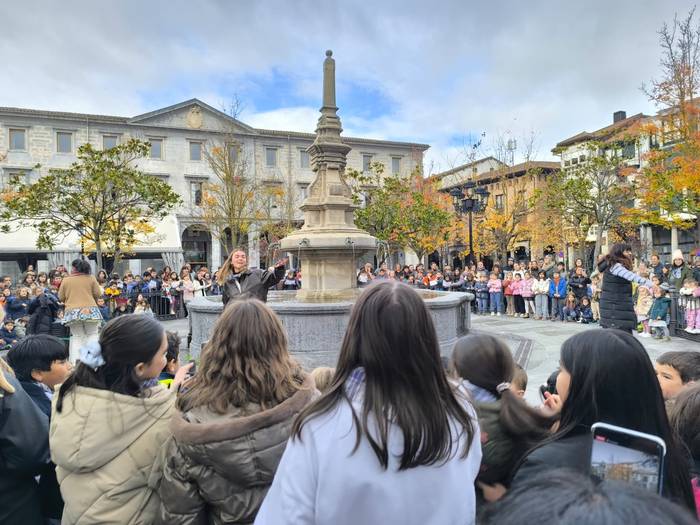 Euskarazko abestiak atera zituzten kalera Urduñako ikasleek atzo