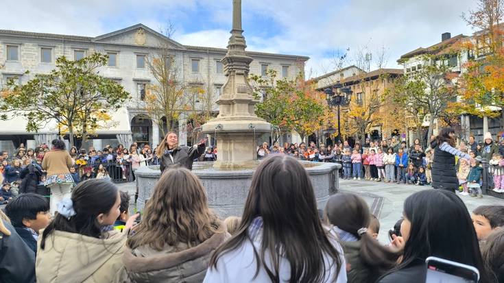 Euskarazko abestiak atera zituzten kalera Urduñako ikasleek atzo