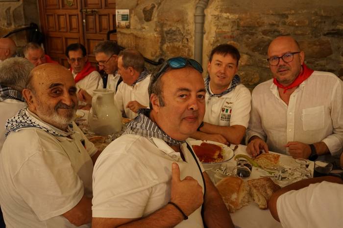 Ehunka kofrade bildu dira el 18 1756713998041