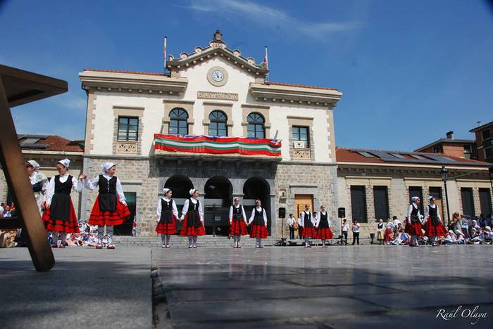 Dantza taldeak taldeak izan  227 1496057484972