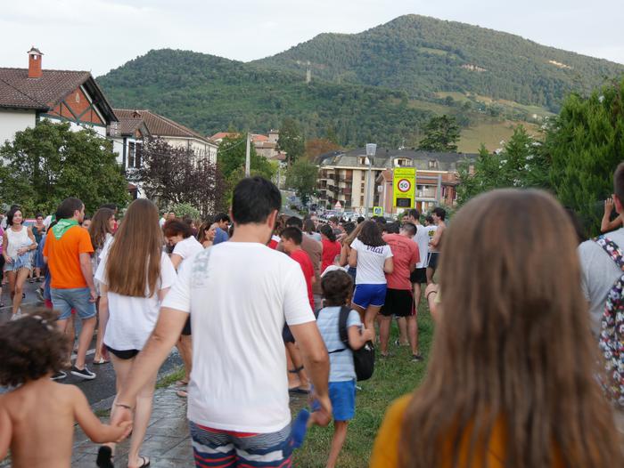 Ura eskatzen zeharkatu dute  11 1536436390643